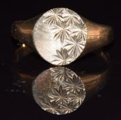 A 9ct gold signet ring with cut out decoration, 2.8g, size V