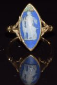 An 18ct gold ring set with a Wedgwood plaque, 4.1g, size N
