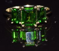 A 9k gold ring set with three diopside, 2.4g, size O