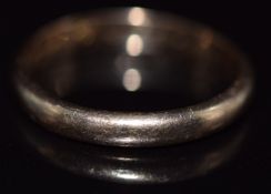 A yellow metal wedding band / ring, 2.8g, size N