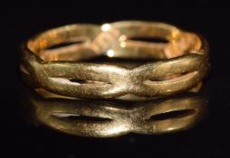 A 22ct gold band / ring, 2.0g, size J