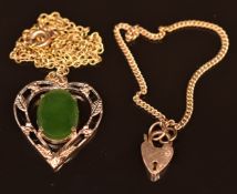 A 9ct gold bracelet and 9ct gold heart pendant set with nephrite jade, 5g