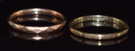 Two 9ct gold wedding bands / rings, 2.45g, size M