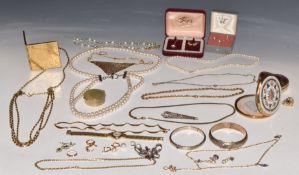 A collection of jewellery including 9ct gold ring, Stratton compacts, two silver bangles, 9ct gold