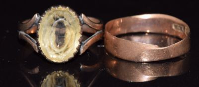 A 9ct gold ring set with quartz and a 9ct gold wedding band / ring, 4.6g, size M