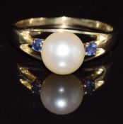 A 14k gold ring set with a pearl and sapphires, 2.9g, size O
