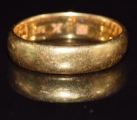 A 22ct gold wedding band / ring, 5.2g, size L
