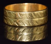 A yellow metal wedding band / ring, 7.42g, size T