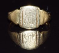 An 18ct gold signet ring, 2.8g, size H