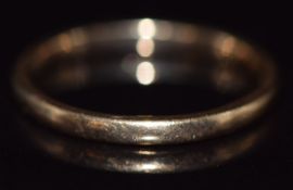 A 9ct gold wedding band / ring, 1.6g, size N
