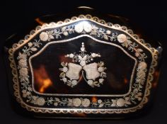 Late 19th/early 20thC French gold inlaid brass piqué purse with floral surround between borders/