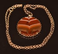 A 9ct gold agate pendant on a 9ct gold chain, 5.7g