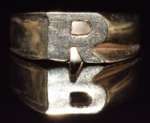 A 10k gold ring in the form of the letter R, 5.7g, size O