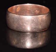 A 9ct rose gold wedding band / ring, 6.9g, size V