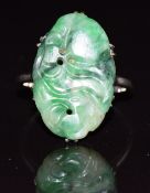 A white gold ring set with a carved jade panel, 4g, size O