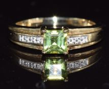 A 9ct gold ring set with a peridot, 2.8g, size N