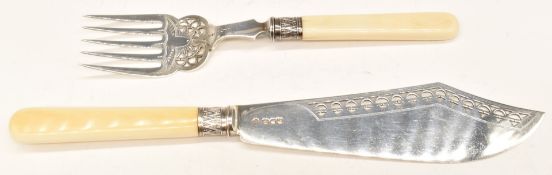 Edward VII hallmarked silver fish servers with pierced and engraved decoration, London 1909 and