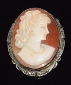 A silver brooch set with a cameo, 3.2 x 4cm