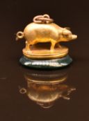 Victorian 9ct gold fob in the form of a pig, with blood agate base, 4.9g