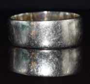 An 18ct white gold wedding band / ring, 7.42g, size T