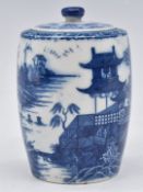Caughley blue and white covered tea canister or caddy, H12cm