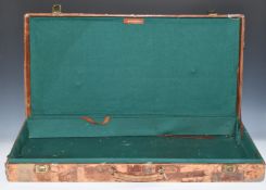 Leather double shotgun or rifle carry case with felt lined interior, 82x40x10cm.