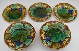 A 19thC majolica tazza and three plates, diameter 22.5cm