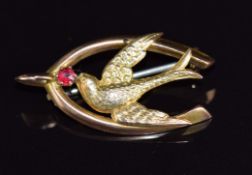 A 9ct gold brooch in the form of a swallow and wishbone, 1.7g, 3cm long