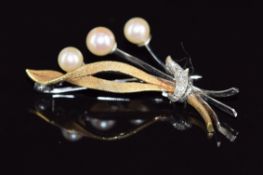 An 18ct bi-coloured gold brooch set with three pearls and diamonds, 5g, 4cm