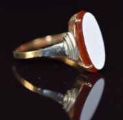 A 9ct gold ring with agate, 1.6g , size K