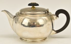 Goldsmiths & Silversmiths Comapny Limited George V hallmarked silver teapot of globe shape, London