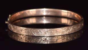 A 9ct gold bangle with engraved decoration, Birmingham 1915, 6.8g, 5.8 x 5cm