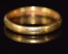A 22ct gold wedding band / ring, 3.3g, size J