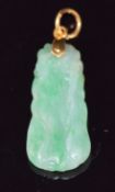 An 18ct gold pendant set with carved jadeite, 3.2cm, 4.3g
