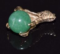 A 9ct gold charm / pendant in the form of a claw set with aventurine quartz, 4.1g