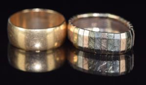 An 18ct gold wedding band / ring (6.5g, size P) and a yellow metal tricoloured ring, 5.1g, size R