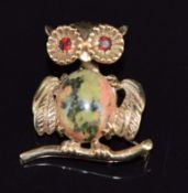 A 9ct gold brooch in the form of an owl set with an unakite cabochon and garnets, 4g, 2 x 1.7cm