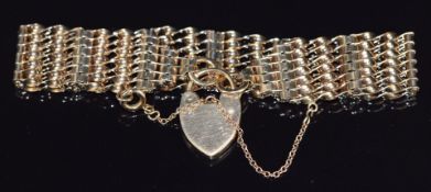 A 9ct gold gate bracelet with heart padlock clasp, 19.3g, 18cm long