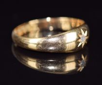 An 18ct gold ring set with a diamond in a star setting, 3.5g, size S