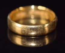 A 22ct gold wedding band / ring, 4.3g, size O