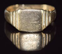 A 9ct gold signet ring, 4.1g, size Q
