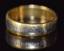 An 18ct gold wedding band / ring, 3.9g, size J