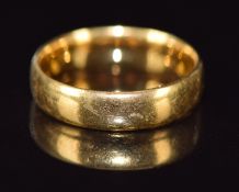 A 22ct gold wedding band / ring, 5.4g, size M