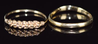 A 9ct gold band and a wheatsheaf ring, 1.9g, size L