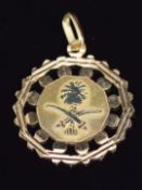 An 18ct gold pendant depicting Saudi Arabia emblem, 2.4cm, 3.2g