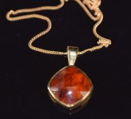 A 9ct gold pendant set with agate on 9ct gold chain, 4.6g