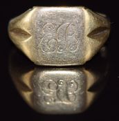 A 9ct gold signet ring, 4.6g, size O