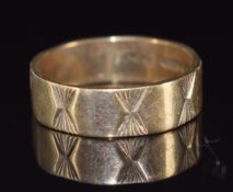 A 9ct gold wedding band / ring, 4g, size N/O
