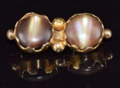 Victorian yellow metal brooch set with cat's eye abalone cabochons, 5.6g, 3.1cm long