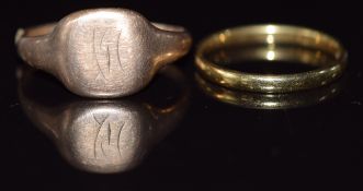 An 18ct gold wedding band / ring (2.5g, size Q) and a 9ct gold signet ring, 4g